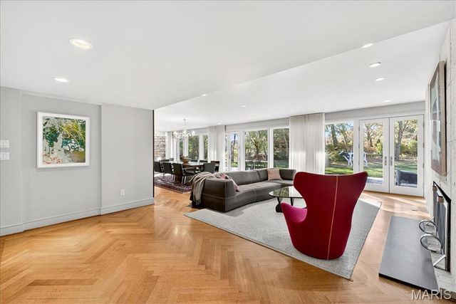 12 E Brentmoor Park, Clayton, MO 63105