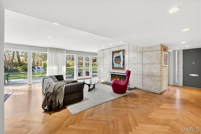 12 E Brentmoor Park, Clayton, MO 63105