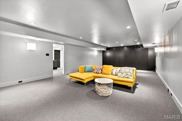 12 E Brentmoor Park, Clayton, MO 63105