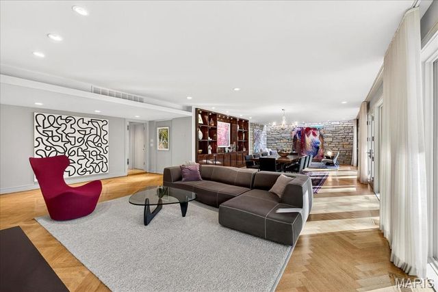 12 E Brentmoor Park, Clayton, MO 63105