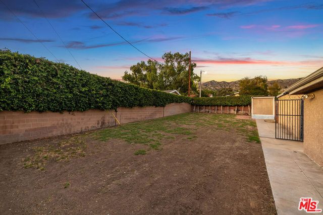 537 Stanford Road, Burbank, CA 91504