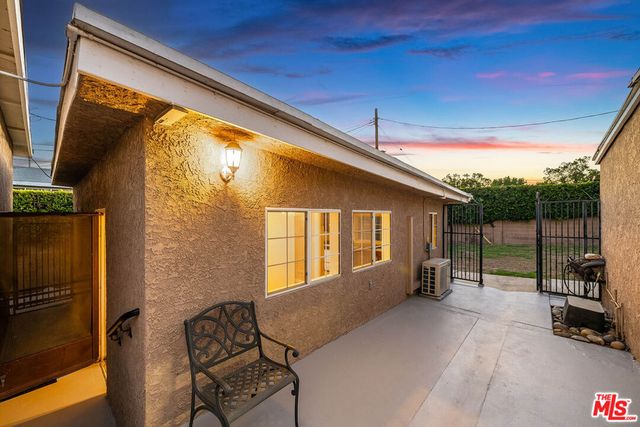 537 Stanford Road, Burbank, CA 91504