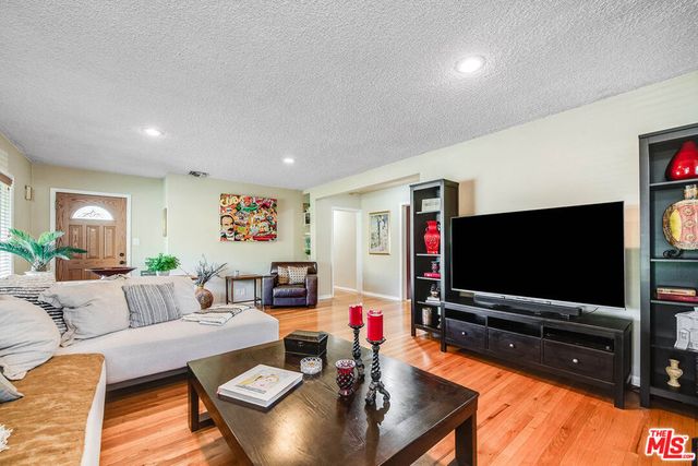 537 Stanford Road, Burbank, CA 91504