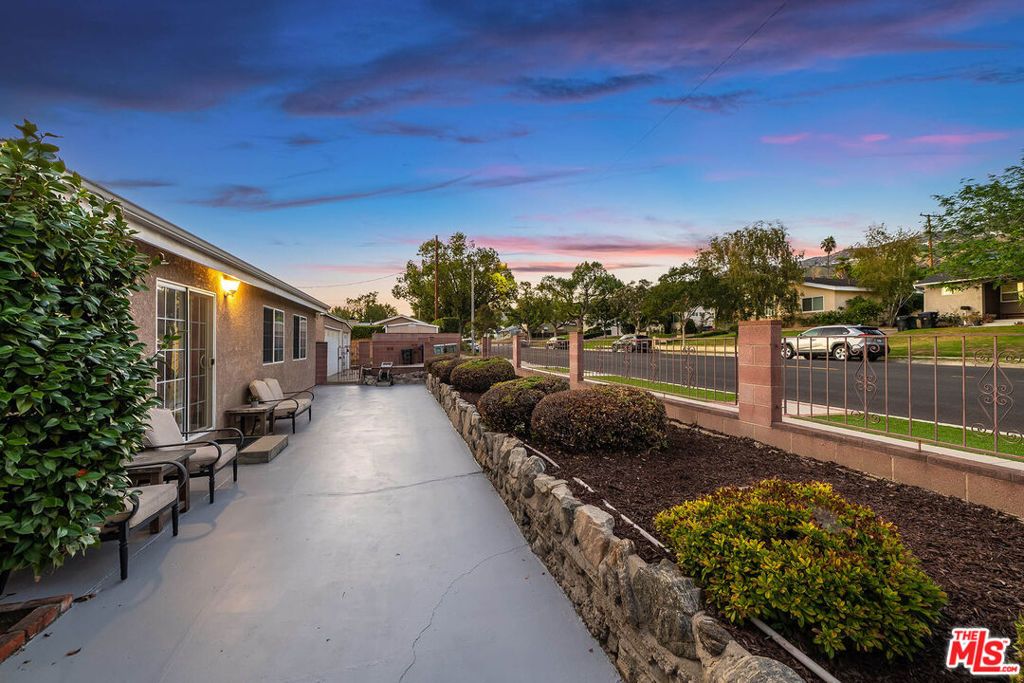 537 Stanford Road, Burbank, CA 91504 — photo 5