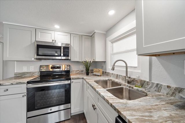 30 FLORES DRIVE, Palmetto, FL 34221