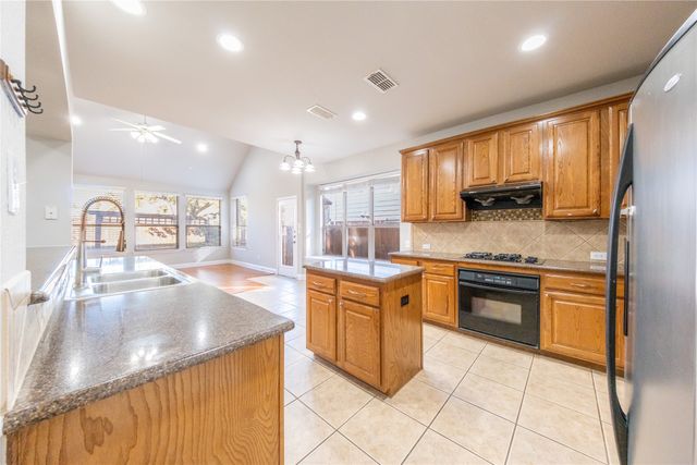 1067 Valley Vista Drive, Irving, TX 75063