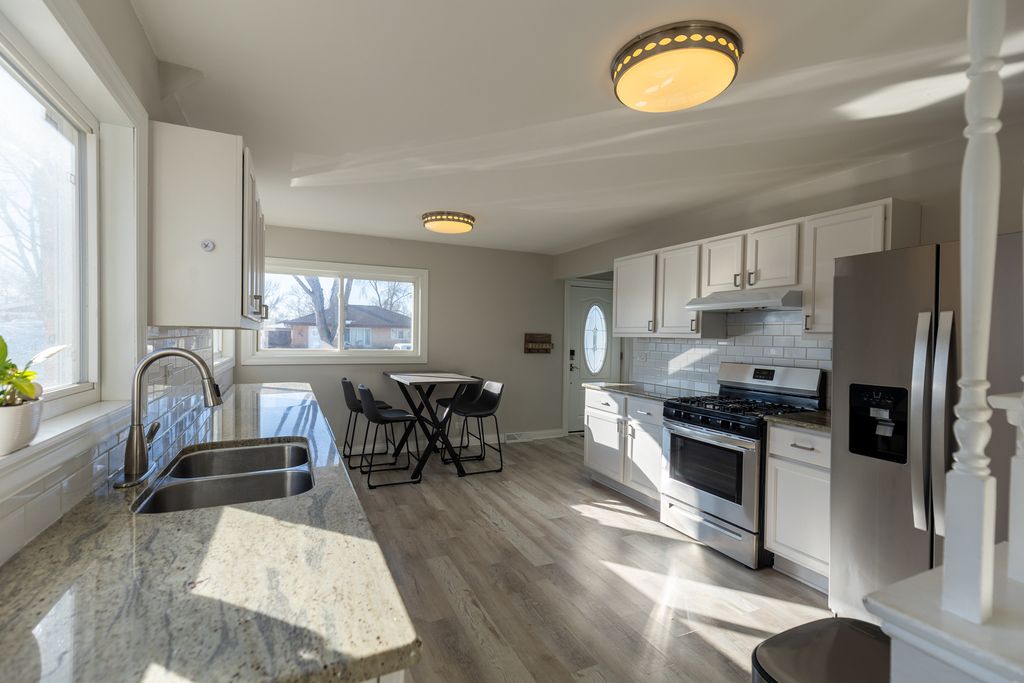 Image 2 of property listing at 10850 Claridge Avenue, Westchester, IL 60154