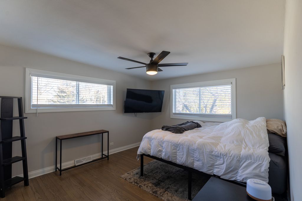 Image 11 of property listing at 10850 Claridge Avenue, Westchester, IL 60154