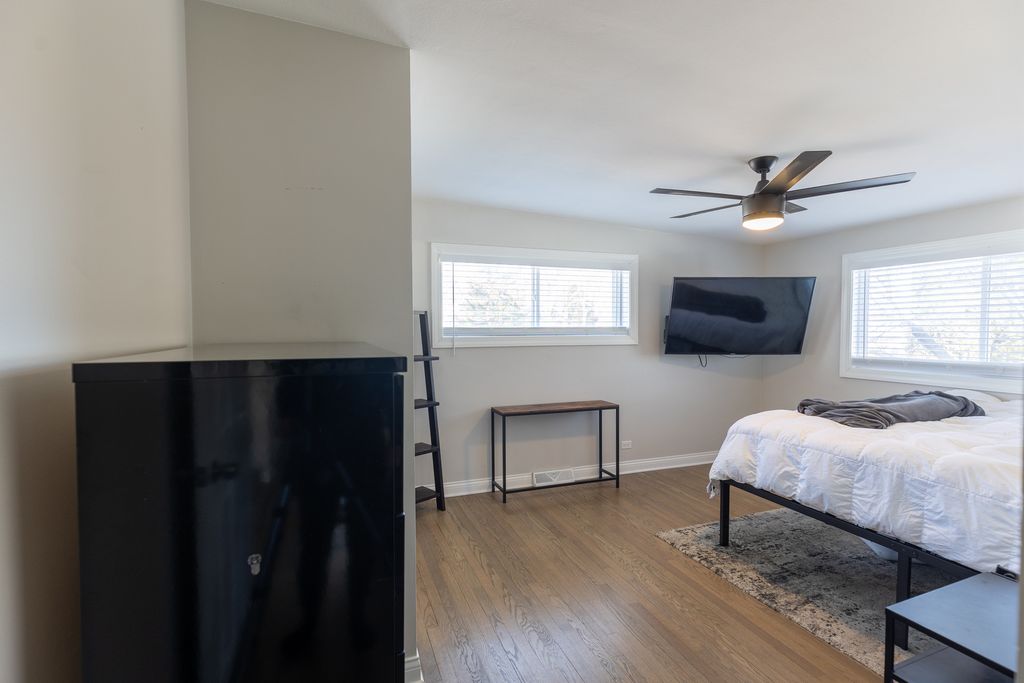 Image 13 of property listing at 10850 Claridge Avenue, Westchester, IL 60154