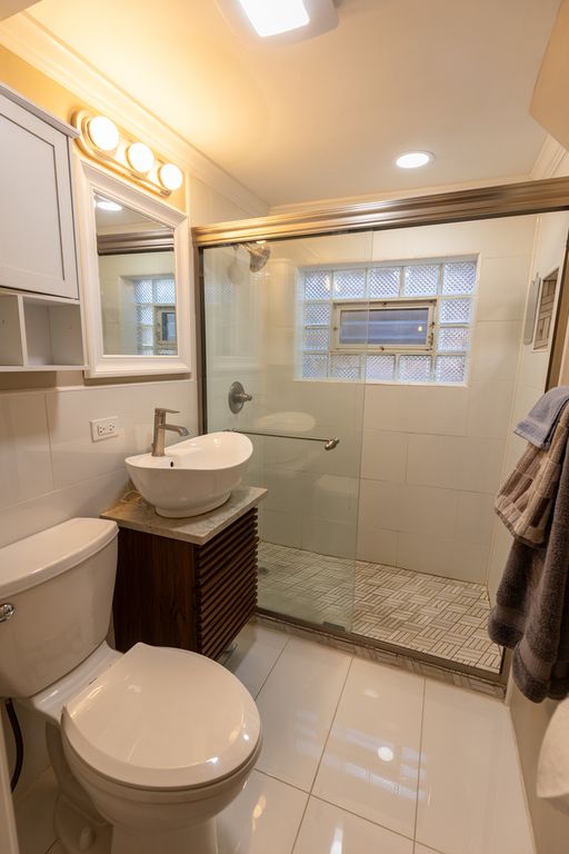 Image 15 of property listing at 10850 Claridge Avenue, Westchester, IL 60154