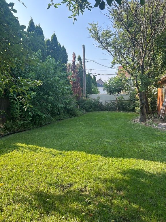 Image 20 of property listing at 10850 Claridge Avenue, Westchester, IL 60154