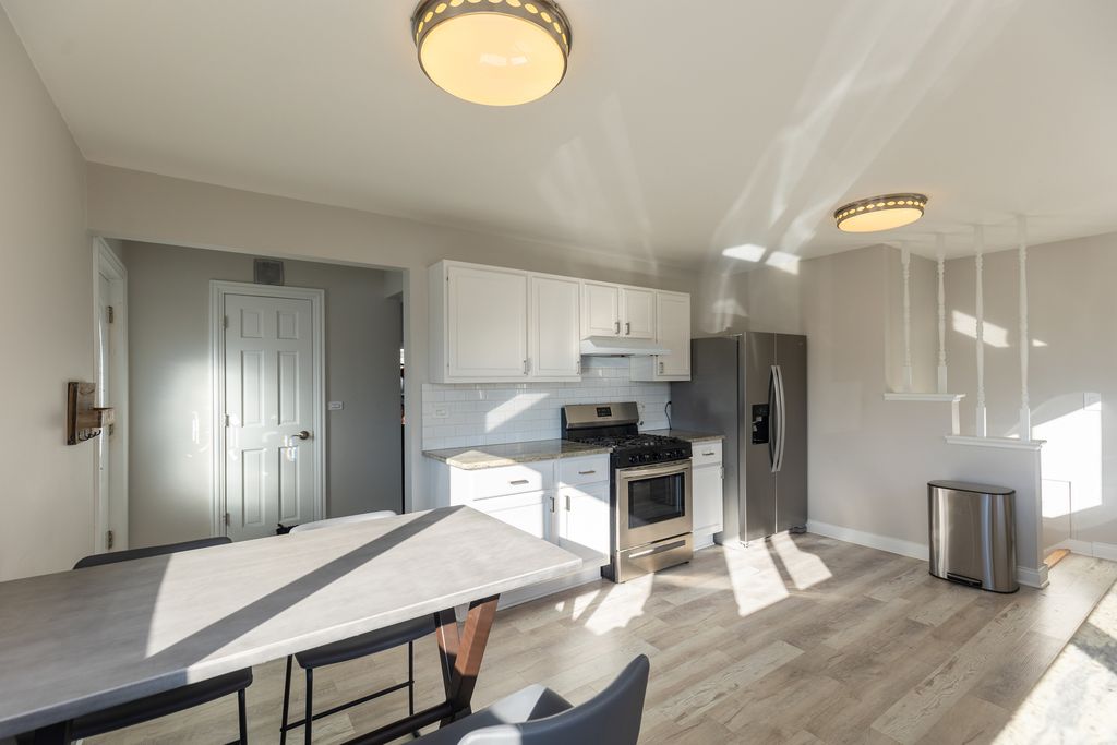 Image 3 of property listing at 10850 Claridge Avenue, Westchester, IL 60154