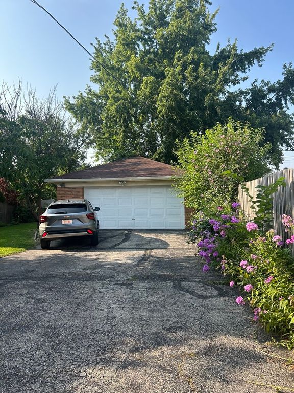 Image 21 of property listing at 10850 Claridge Avenue, Westchester, IL 60154
