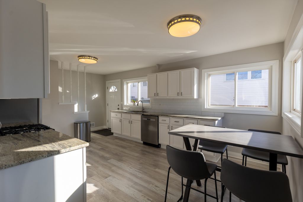 Image 4 of property listing at 10850 Claridge Avenue, Westchester, IL 60154