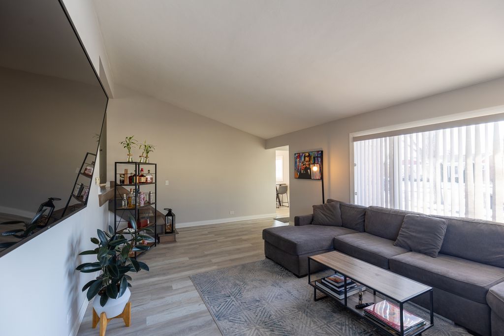Image 5 of property listing at 10850 Claridge Avenue, Westchester, IL 60154