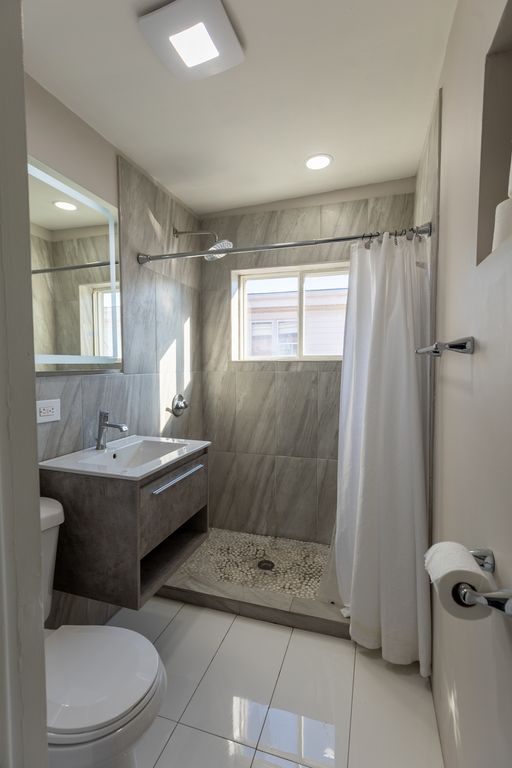 Image 8 of property listing at 10850 Claridge Avenue, Westchester, IL 60154