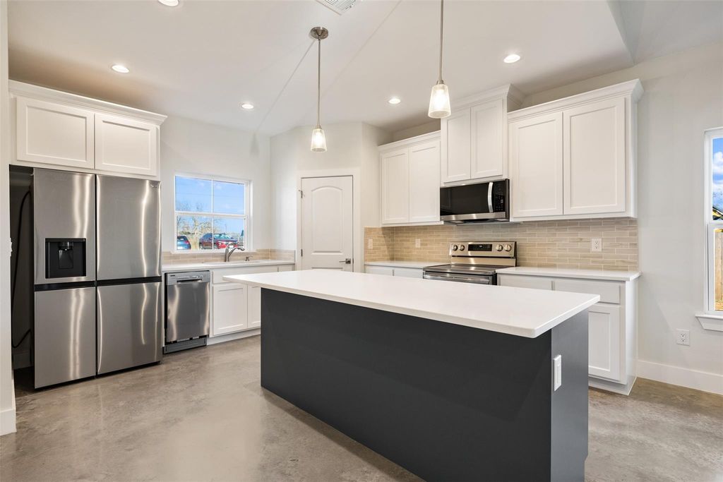 221 Norwood DR, Granite Shoals, TX 78654