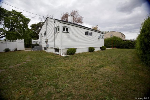 3 Rollin Lane, Brentwood, NY 11717