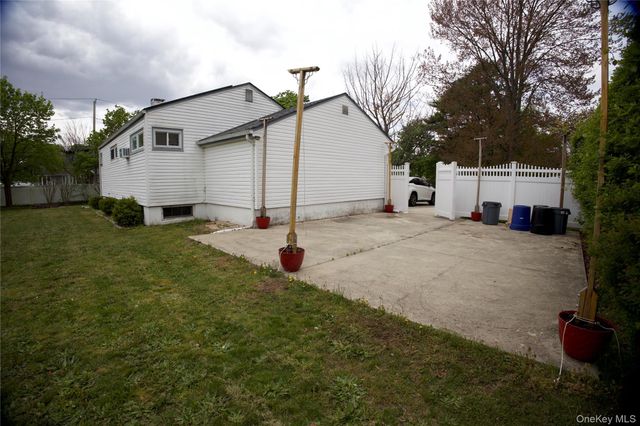 3 Rollin Lane, Brentwood, NY 11717