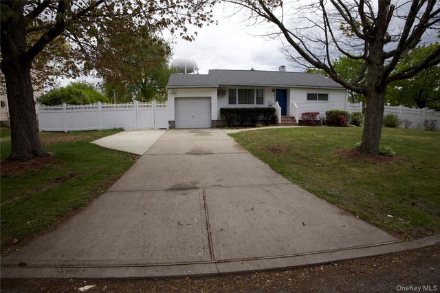 3 Rollin Lane, Brentwood, NY 11717