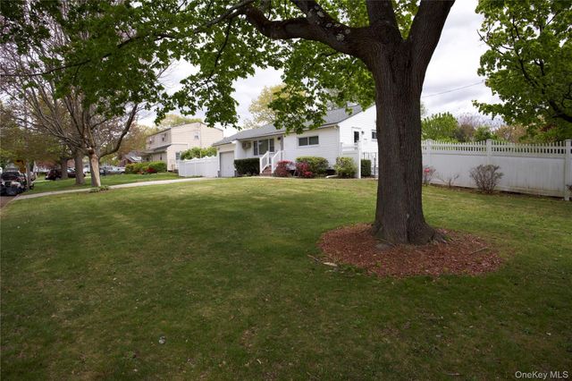 3 Rollin Lane, Brentwood, NY 11717