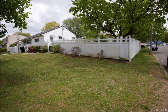 3 Rollin Lane, Brentwood, NY 11717