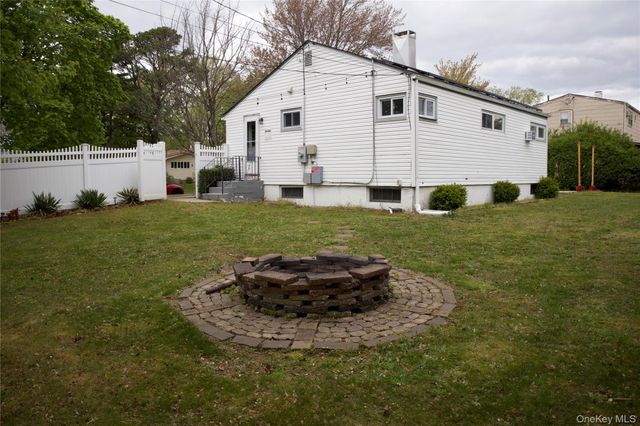 3 Rollin Lane, Brentwood, NY 11717