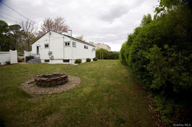 3 Rollin Lane, Brentwood, NY 11717