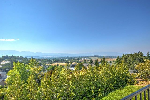 3894 Hillcrest Road, Medford, OR 97504