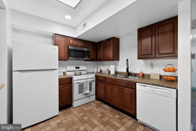 10 BRIAN CT, New Castle, DE 19720