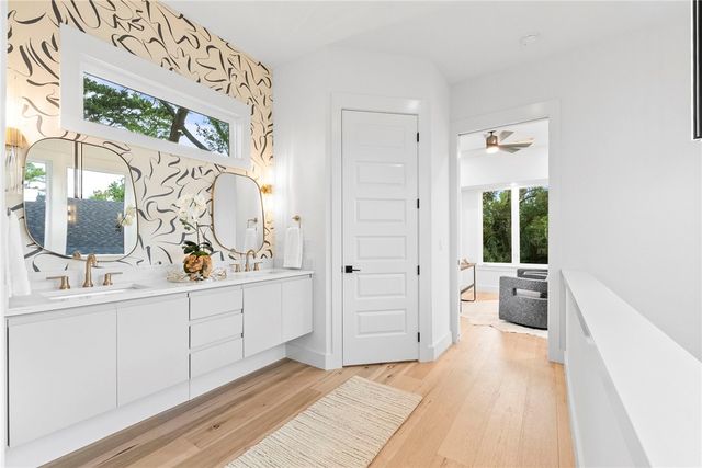 609 SW 4th Street, Bentonville, AR 72712