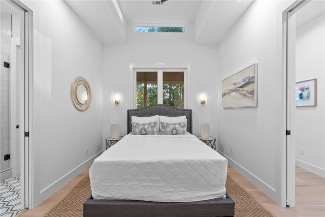 609 SW 4th Street, Bentonville, AR 72712