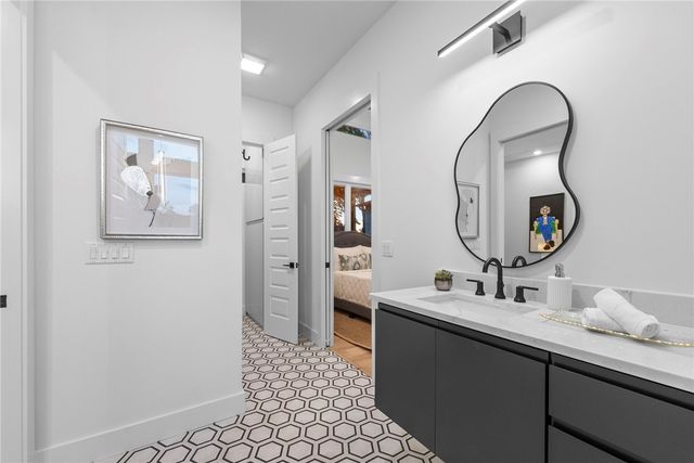 609 SW 4th Street, Bentonville, AR 72712