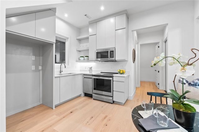 609 SW 4th Street, Bentonville, AR 72712