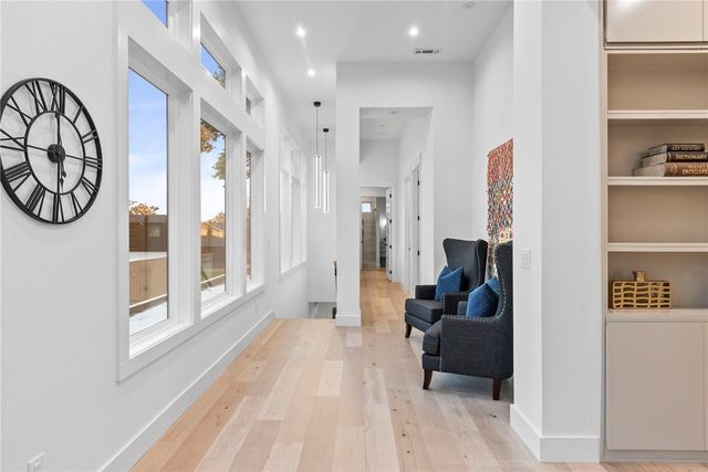 609 SW 4th Street, Bentonville, AR 72712