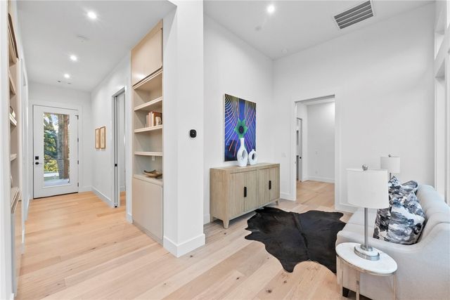 609 SW 4th Street, Bentonville, AR 72712