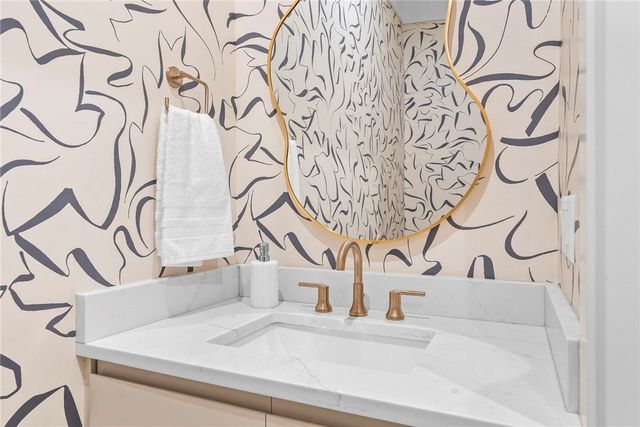 609 SW 4th Street, Bentonville, AR 72712