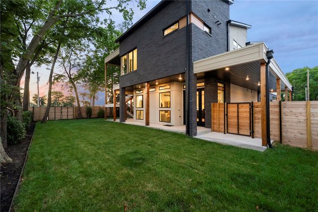 609 SW 4th Street, Bentonville, AR 72712