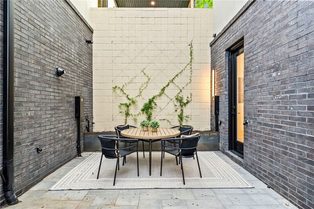 609 SW 4th Street, Bentonville, AR 72712