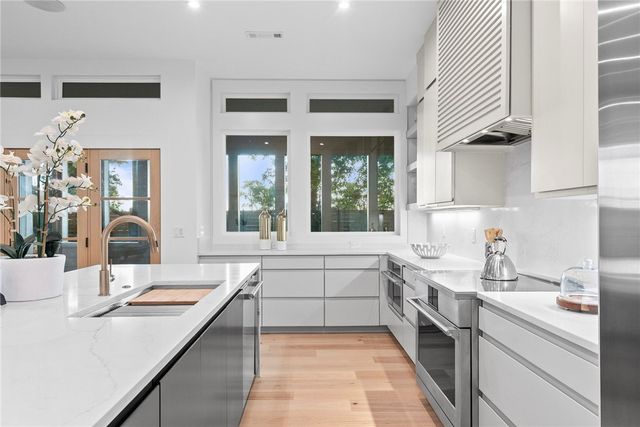 609 SW 4th Street, Bentonville, AR 72712