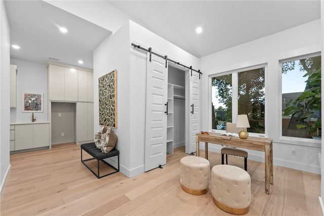 609 SW 4th Street, Bentonville, AR 72712