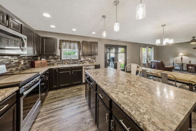 301 S 4th Avenue, Haubstadt, IN 47639