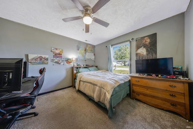 301 S 4th Avenue, Haubstadt, IN 47639