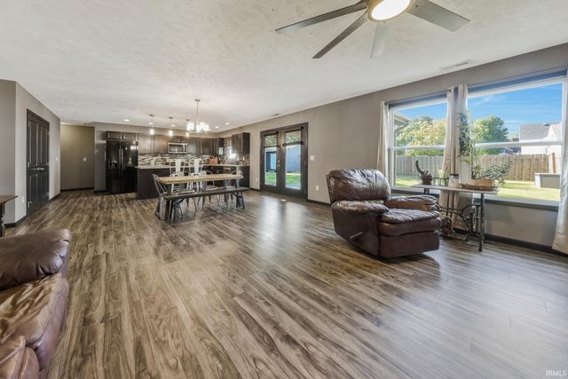 301 S 4th Avenue, Haubstadt, IN 47639