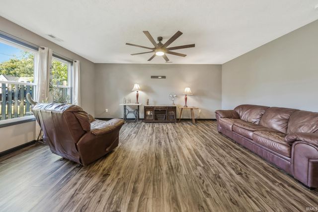 301 S 4th Avenue, Haubstadt, IN 47639