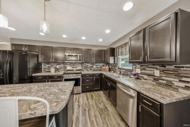 301 S 4th Avenue, Haubstadt, IN 47639