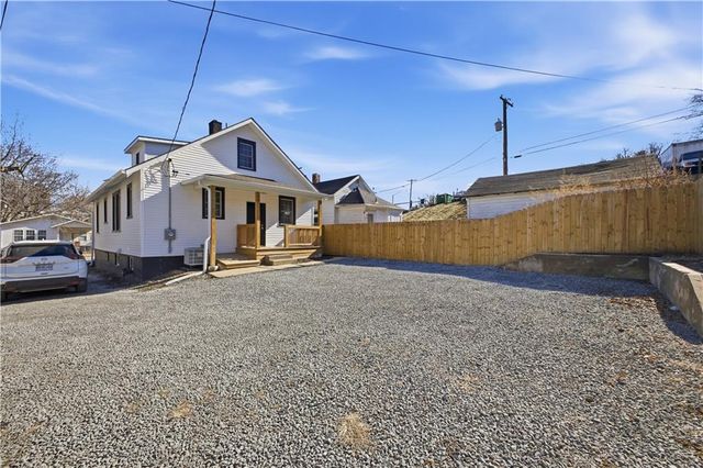 1214 S 22nd Street, St Joseph, MO 64507