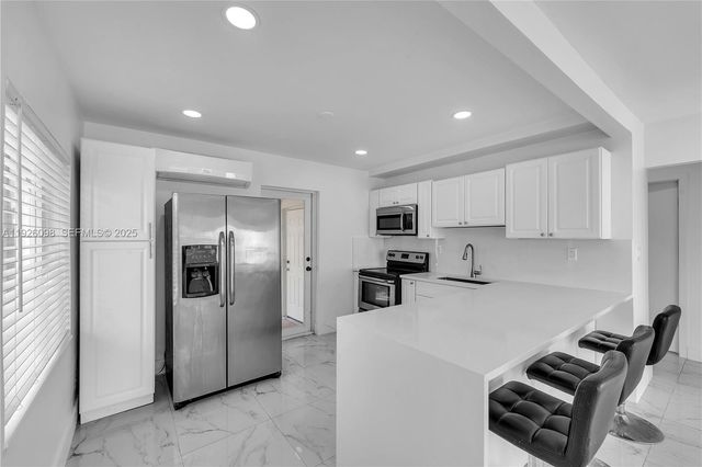 2431 Coolidge St, Hollywood, FL 33020