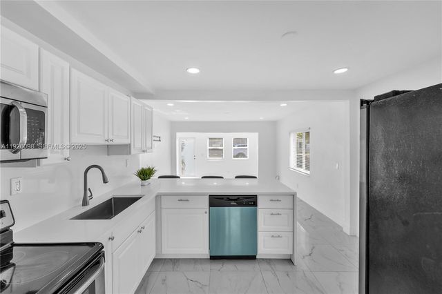 2431 Coolidge St, Hollywood, FL 33020