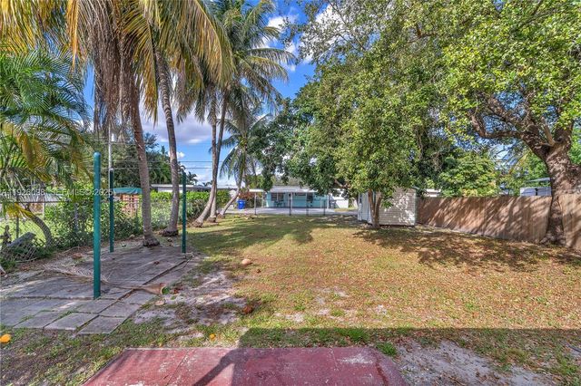 2431 Coolidge St, Hollywood, FL 33020